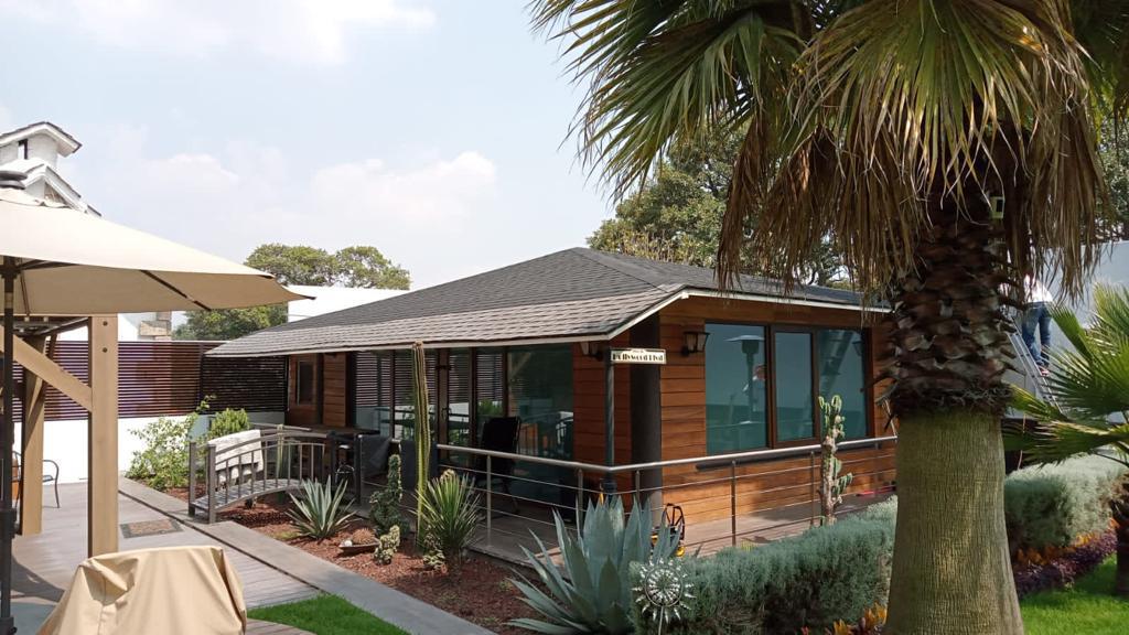 Exterior entre jardines con Nanoflex Color